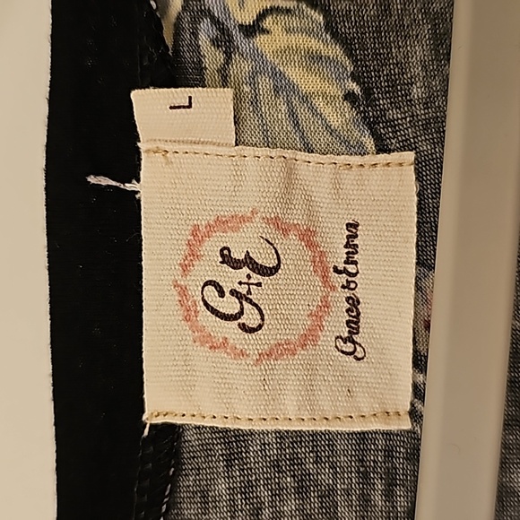 Womans Grace & Emma Peek A Boo Shoulder Floral Tunic Top. Size Large. - Picture 3 of 7